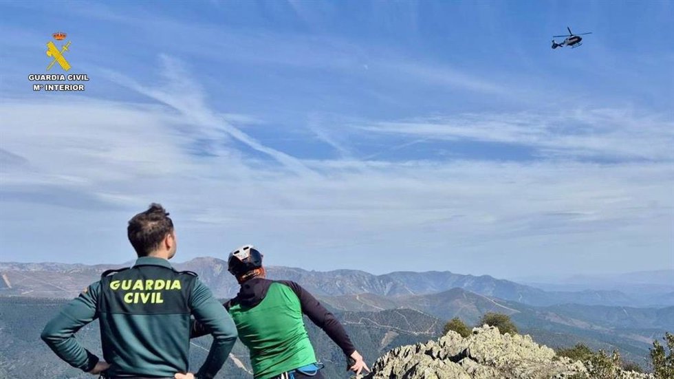 Agentes participantes en el dispositivo de búsqueda del desaparecido en Cerezal