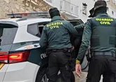 Foto: Dos detenidos acusados de atracar a personas mayores y de robos y hurtos en establecimientos Torredelcampo (Jaén)