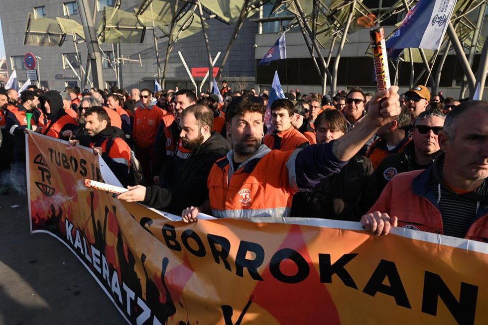 Movilización de los trabajadores de Tubos Reunidos en las inmediaciones del Palacio Euskalduna en Bilbao.