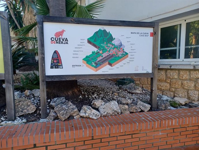 El panel Art-Point se ha instalado en el recinto de la Cueva de Nerja, en la plaza de los Descubridores, donde se encuentra la zona de acceso a la cavidad, escaneando el QR el visitante podrá obtener información sobre el arte rupestre del yacimiento