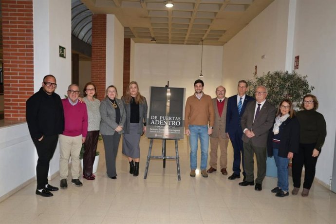 Foto de familia del estreno de 'De puertas adentro', una pieza documental que propone una inmersión íntima en los preparativos de la Semana Santa de Cartagena