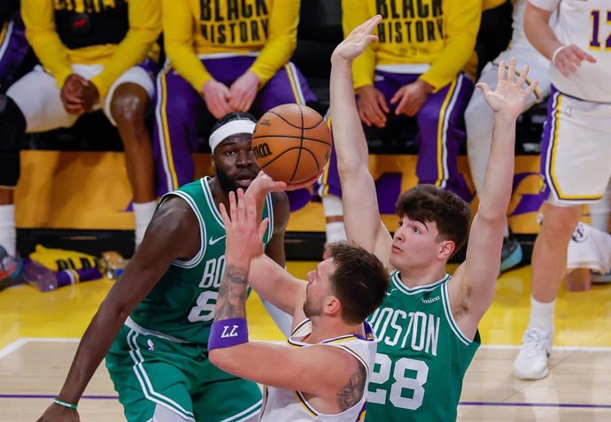Hugo González durante un paritdo con los Boston Celtics de la NBA 25-26