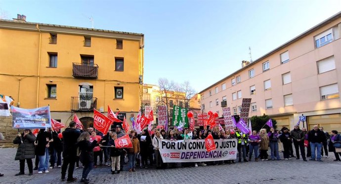 Concentración de trabajadores de residencias y centros de día frente al Parlamento riojano para pedir un convenio justo en el sector