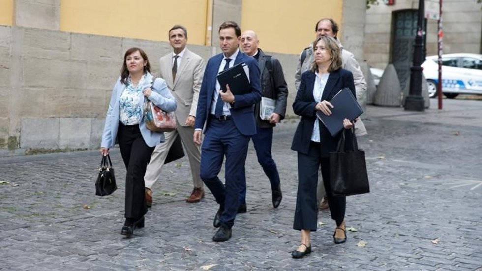 Archivo - El consejero de Política Local, Daniel Osés, con su equipo de gobierno 