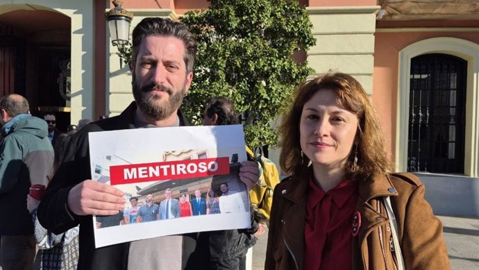 La portavoz municipal de Podemos, Elvira Medina, y el secretario de Comunicación del partido, Víctor Egío, en la concentración de la Plataforma Cine Rex Vivo