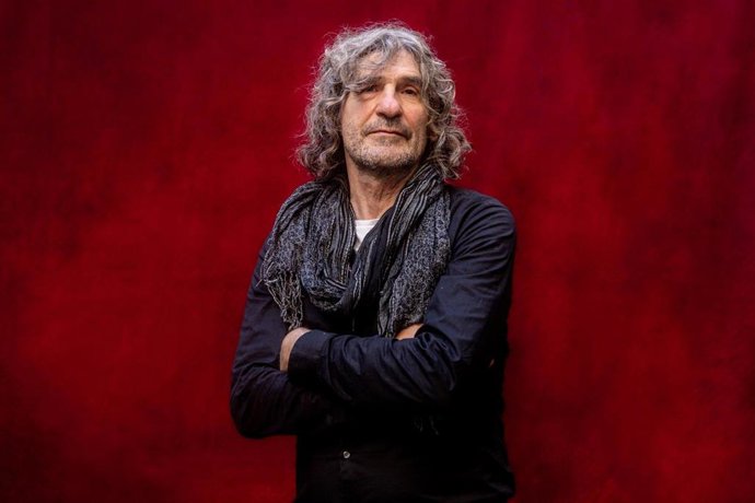 El miembro del grupo musical Rebrote, el músico Iñaki Antón ’Uoho’  posa para Europa Press, a 25 de febrero de 2026, en Madrid (España). Iñaki “Uoho” Antón, histórico guitarrista de Extremoduro y Platero y Tú, lanza su nuevo proyecto El Rebrote de Uoho ju