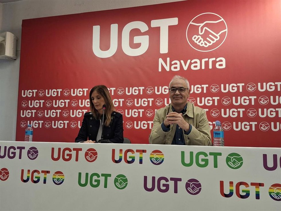 El secretario general de UGT en Navarra, Lorenzo Ríos, y la secretaria del Área Externa y Políticas Sindicales, Eva Azanza.