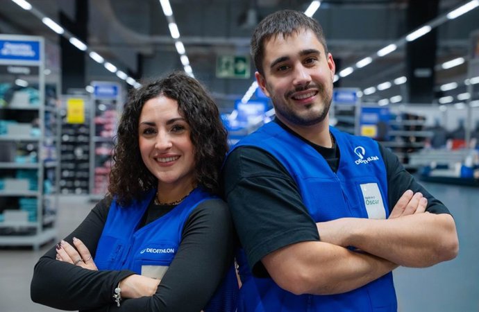 Dos trabajadores de Decathlon en una tienda de las Islas Canarias