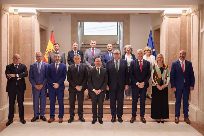 Archivo - Arquivo - Foto de família após uma reunião entre o ministro dos Negócios Estrangeiros, União Europeia e Cooperação, José Manuel Albares, o conselheiro da Presidência, Interior, Diálogo Social e Simplificação Administrativa, Antonio Sanz, e vário