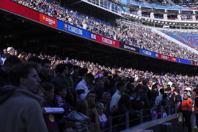 Archivo - Supporters of FC Barcelona during the training day of FC Barcelona open doors for the fans at the Spotify Camp Nou stadium on November 07, 2025 in Barcelona, Spain.