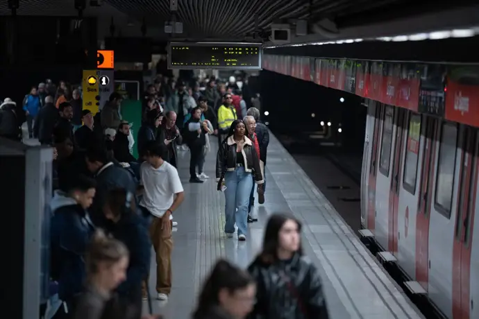 Archivo - Varias personas en el metro, a 22 de enero de 2025, en Barcelona, Catalunya (España)