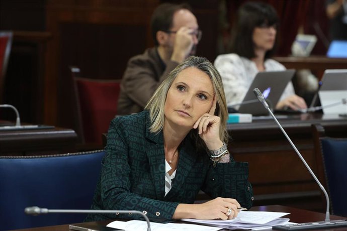 Archivo - La consellera de Trabajo, Función Pública y Diálogo Social, Catalina Cabrer, durante una sesión plenaria en el Parlament balear.