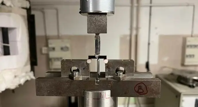 Prueba de resistencia del nuevo material en laboratorio