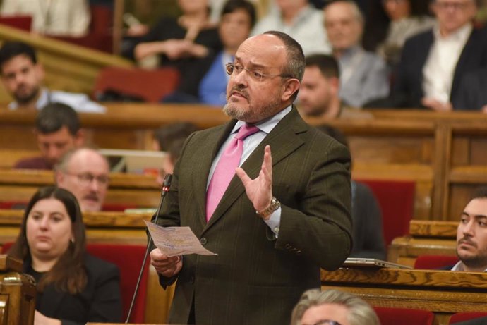 El presidente del PP de Catalunya, Alejandro Fernández, durante una sesión de control al Govern, en el Parlament de Catalunya, a 25 de febrero de 2026