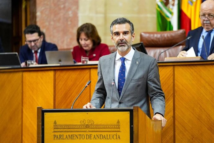 El consejero de Agricultura, Pesca, Agua y Desarrollo Rural, Ramón Fernández-Pacheco, en el Pleno del Parlamento del 26 de febrero de 2026.