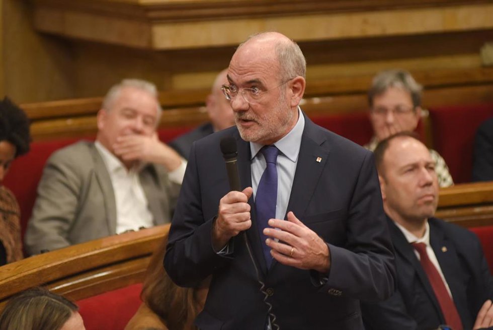 El conseller de Unión Europea y Acción Exterior de la Generalitat, Jaume Duch, durante una sesión de control al Govern, en el Parlament de Catalunya, a 25 de febrero de 2026, en Barcelona, Catalunya (España). Illa se vuelve a enfrentar a las preguntas d