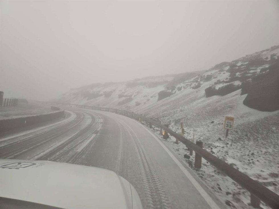El Cabildo de Tenerife cierra los accesos al Teide ante la presencia de nieve en la calzada