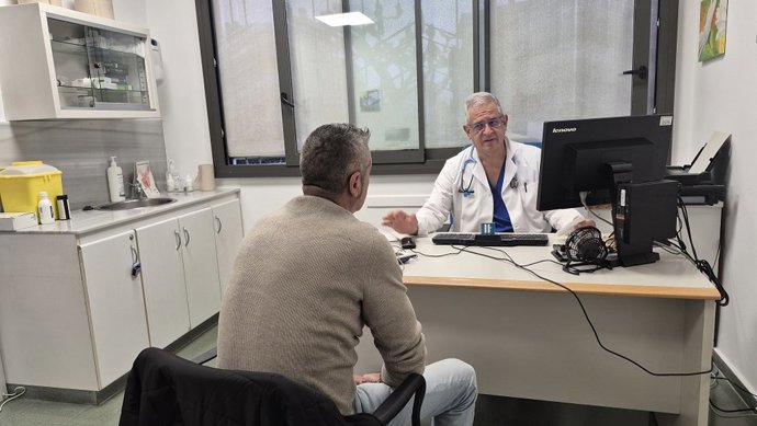 Archivo - Un médico atiende a un paciente en una consulta