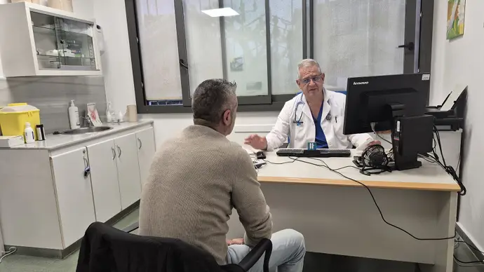 Médico atendiendo a un paciente en una consulta