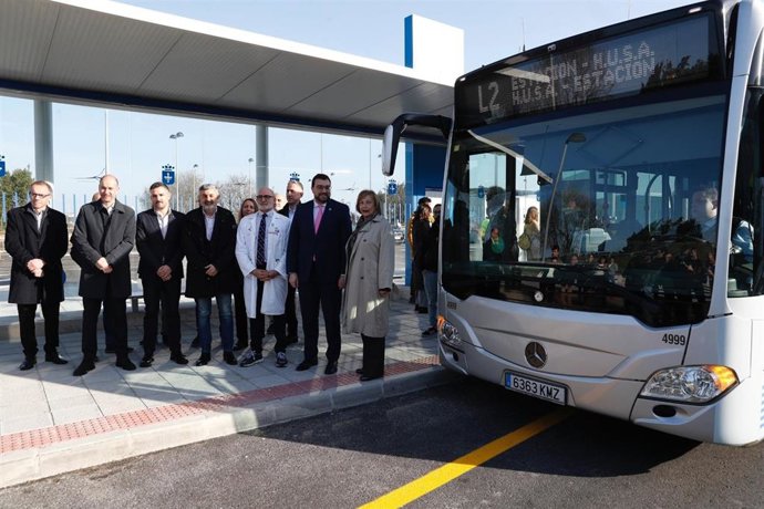El presidente del Gobierno asturiano, Adrián Barbón, y la alcaldesa de Avilés, Mariví Monteserín, antes de participar en el recorrido en autobús