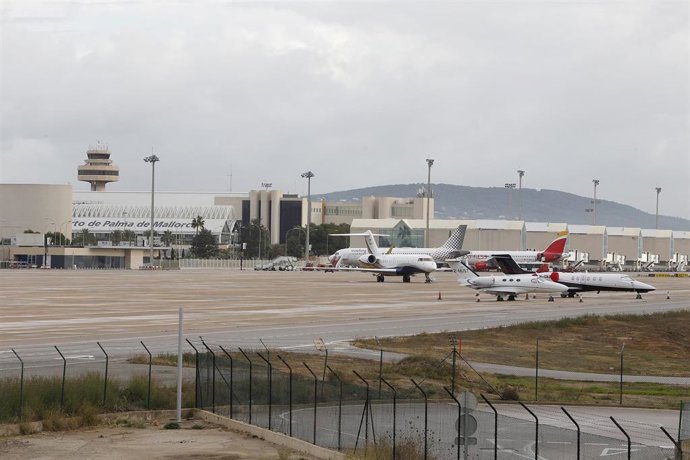 Archivo - Varios aviones en una de las pistas del aeropuerto de Palma  