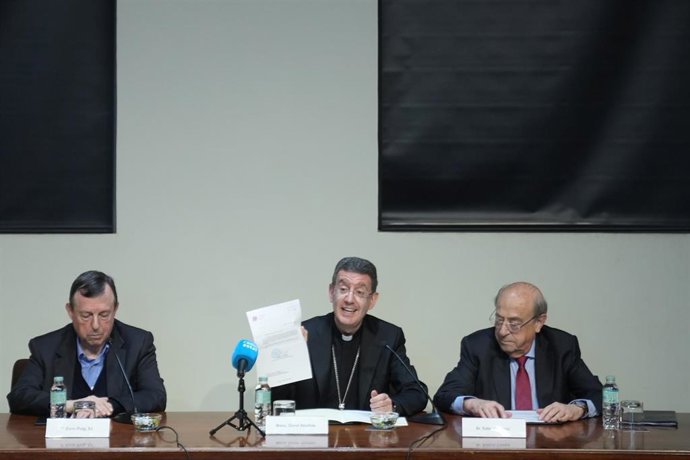 El miembro de la comisión organizadora de la visita del Papa, Padre Enric Puig, el obispo auxiliar de Barcelona, David Abadías, y el presidente-delegado de la Junta Constructora del Templo de la Sagrada Familia, Esteve Camps, durante una rueda de prensa