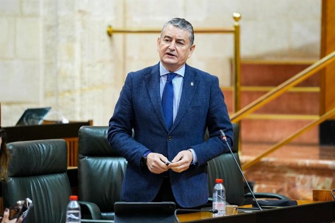 El consejero de Sanidad, Presidencia y Emergencias de la Junta, Antonio Sanz, en el Pleno del Parlamento del 26 de febrero de 2026.