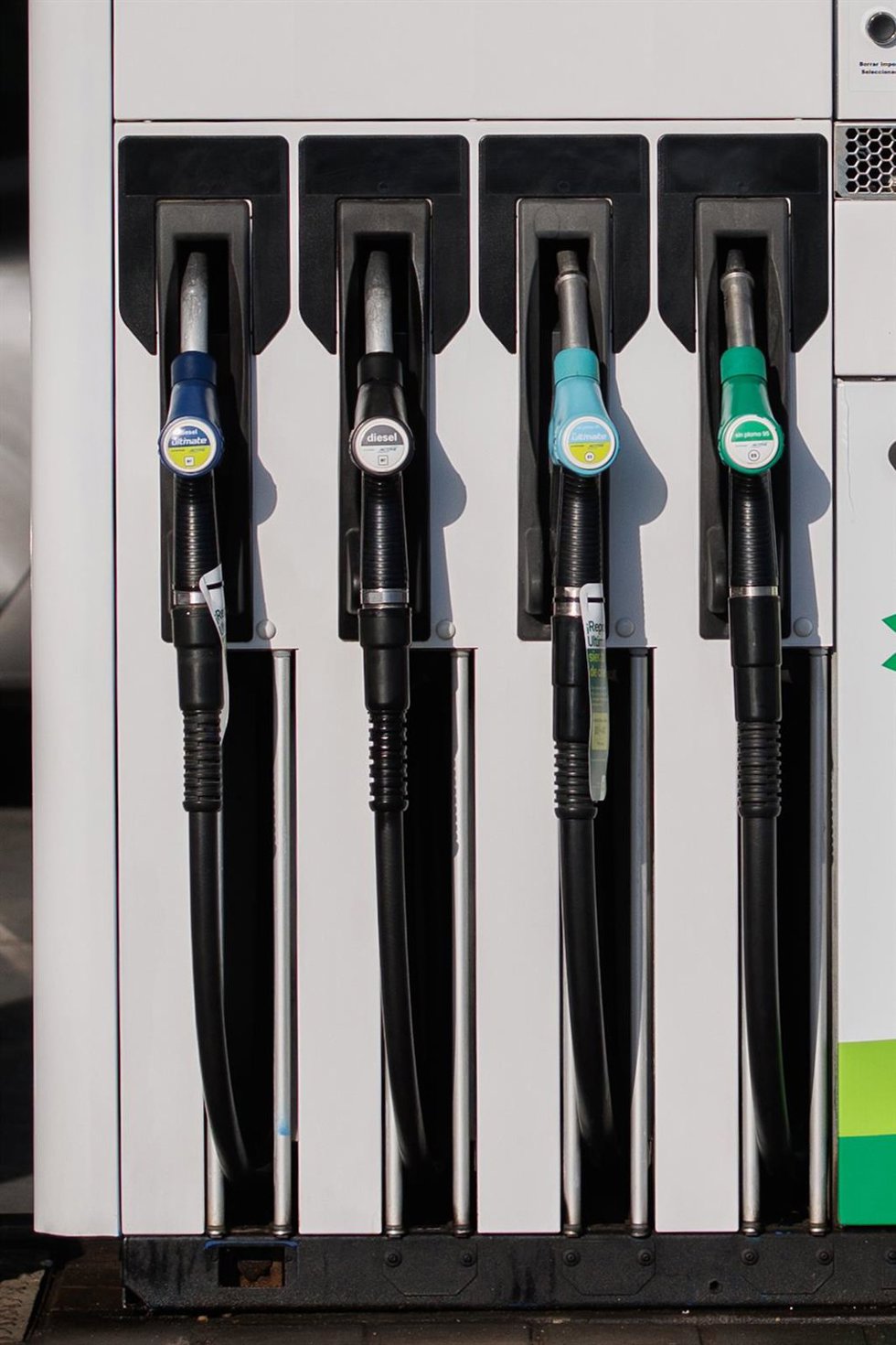 Archivo - Dispensadores de carburante en una gasolinera, a 11 de octubre de 2023, en Madrid (España). Tras más de tres meses seguidos con subidas en los precios de los carburantes, las gasolineras han comenzado a rebajar los precios, siendo el precio de