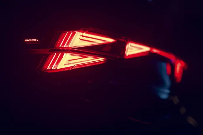 Detalle de las luces del Cupra Born