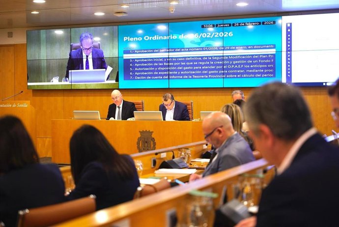 Pleno ordinario de la Diputación de Sevilla, con la bancada del Grupo Socialista en primer término y el mandatario provincial, Javier Fernández, al fondo, presidiendo la sesión.