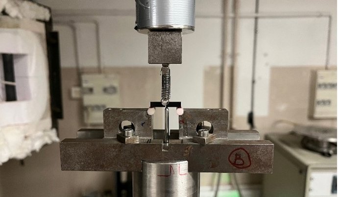 Imagen de la elaboración de cerámicas médicas avanzadas para frenar el deterioro de prótesis ortopédicas.