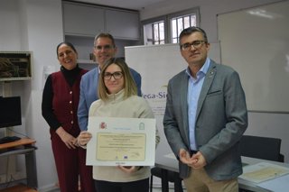 Entrega de certificados profesionales con, desde la izquierda en la imagen, la alcaldesa de Atarfe, Yolanda Fernández, el presidente del Consorcio Vega Sierra Elvira, Antonio Salazar, y el delegado de Empleo de la Junta en Granada, Javier Martín
