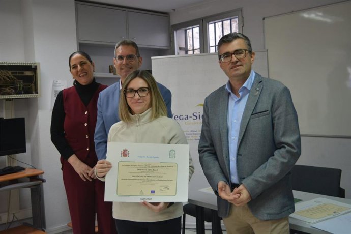 Entrega de certificados profesionales con, desde la izquierda en la imagen, la alcaldesa de Atarfe, Yolanda Fernández, el presidente del Consorcio Vega Sierra Elvira, Antonio Salazar, y el delegado de Empleo de la Junta en Granada, Javier Martín