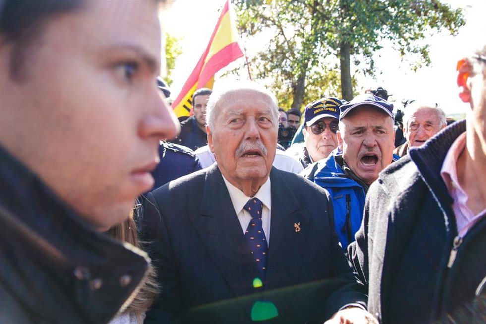 Archivo - El coronel retirado de la Guardia Civil Antonio Tejero, autor del golpe de Estado fallido del 23-F, en el cementerio de El Pardo-Mingorrubio antes de la rehinumación de Franco.