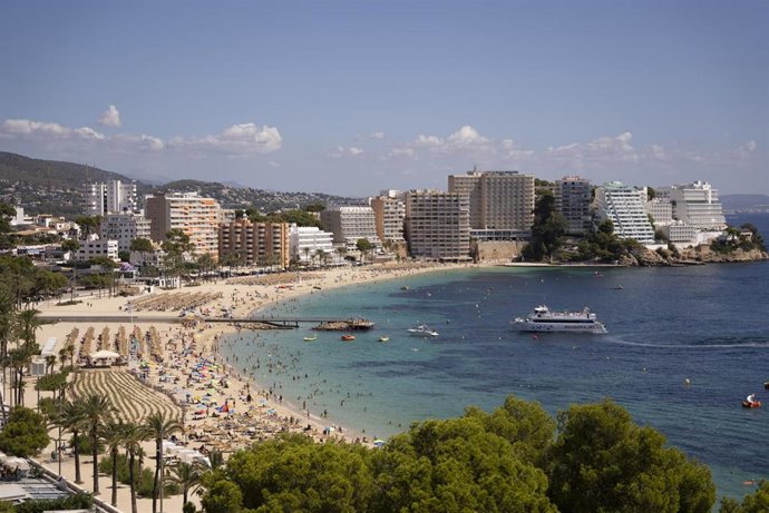 Archivo - Vista general de la playa de Magaluf, en Calvià.
