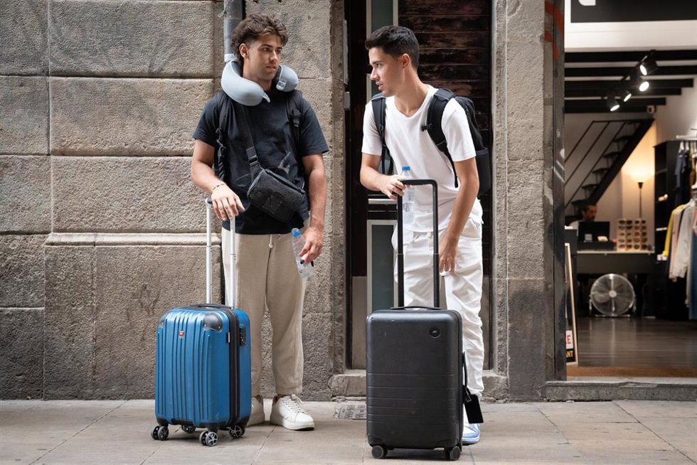 Archivo - Dos turistas con maletas en el centro de Barcelona, a 17 de septiembre de 2024, en Barcelona, Catalunya (España)