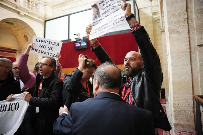Trabajadores de la plantilla municipal del Ayuntamiento de Sevilla son desalojados del Pleno del Parlamento de Andalucía tras protagonizar una protesta en su interior.