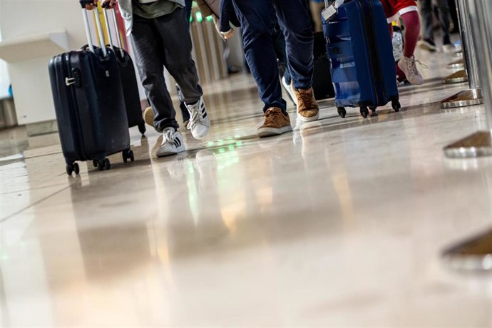Archivo - Viajeros en el Aeropuerto Adolfo Suárez Madrid-Barajas, a 19 de diciembre de 2025, en Madrid (España). La red de aeropuertos españoles de Aena prevé operar un total de 101.793 vuelos en estas fechas navideñas, entre este viernes, 19 de diciembre