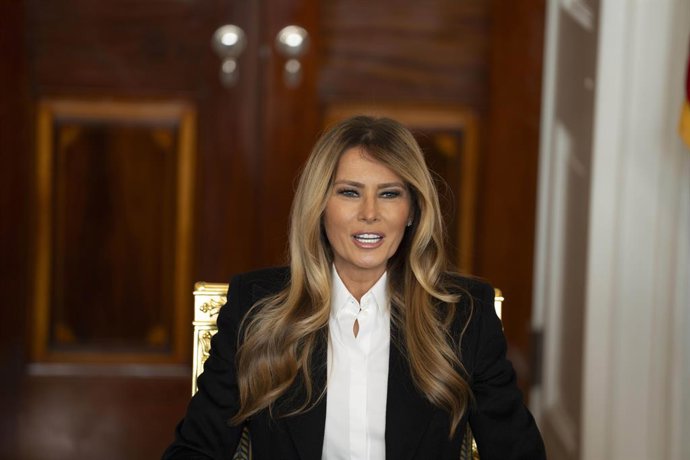 February 4, 2026, Washington, District Of Columbia, USA: First lady Melania Trump meets freed American-Israeli hostage Keith Siegel, 66, who is originally from North Carolina, for a private sit-down conversation in the Blue Room of the White House in Wash