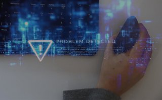 Archivo - Una persona usa un ratón inalámbrico de un ordenador