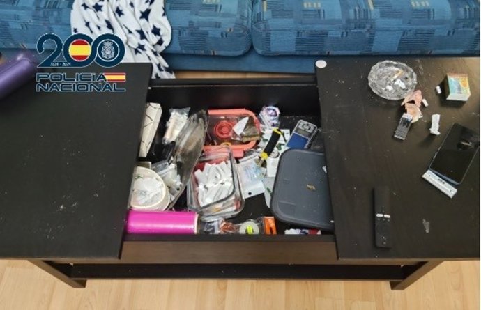 Sustancias estupefacientes y elementos incautados en una vivienda de Puente de Vallecas durante una intervención por presuntos malos tratos