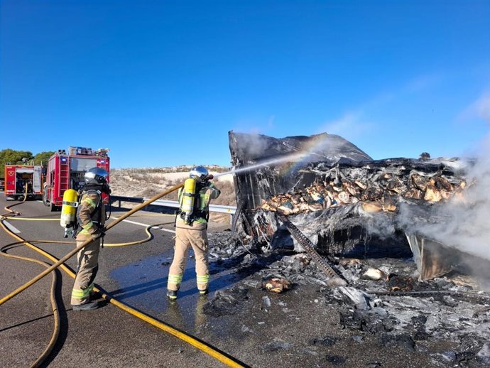 Los bomberos de la DPZ extinguen el incendio de un vehículo.