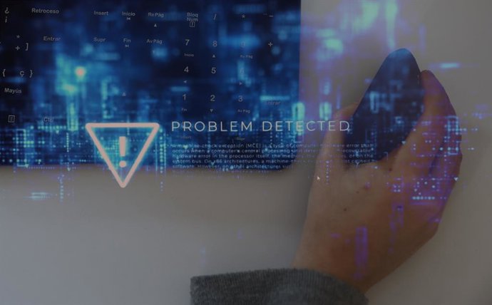 Archivo - Arquivo - Uma pessoa usa um mouse sem fio de um computador, em 26 de dezembro de 2023, em Madri (Espanha).