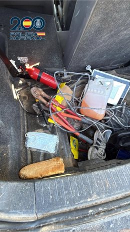 Herramientas y material intervenidos en el interior del vehículo utilizado por los detenidos en Roquetas de Mar (Almería).