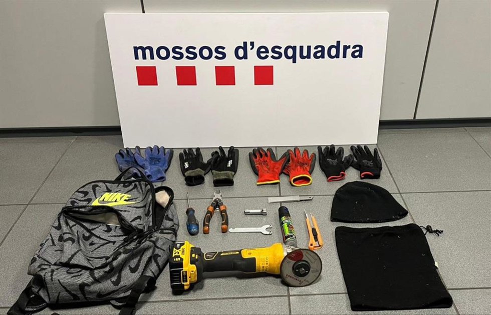 Material que llevaba el presunto ladrón para cortar las lonas de los camiones