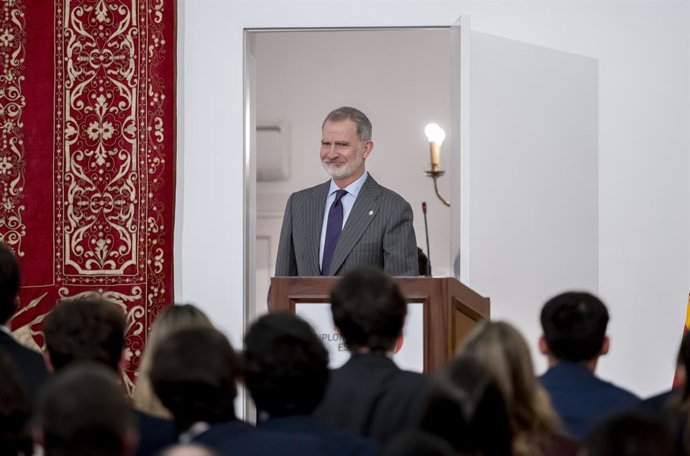 O Rei Felipe VI durante a entrega dos diplomas de secretário de embaixada à 77ª turma da carreira diplomática, na Escola Diplomática, em 26 de fevereiro de 2026, em Madri (Espanha). Esses novos funcionários da carreira diplomática, um