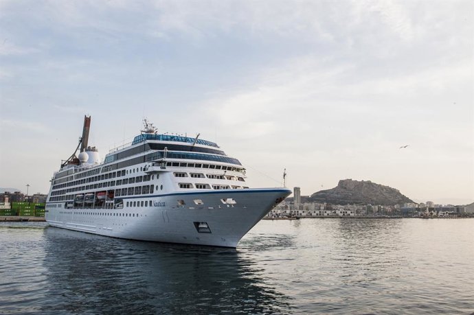 Archivo - Arxiu - Creuer en el port d'Alacant