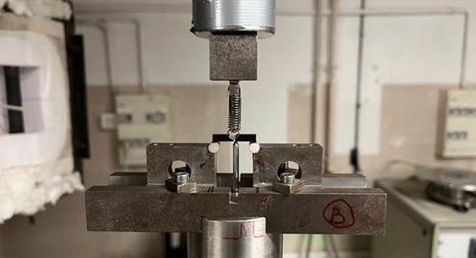 Imagem do teste de resistência do novo material realizado no laboratório dos colaboradores franceses.