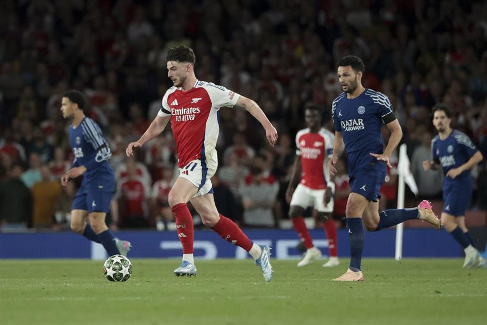 Archivo - Declan Rice conduce la pelota duranrte el Arsenal-PSG de semifinales de la Liga de Campeones 24-25