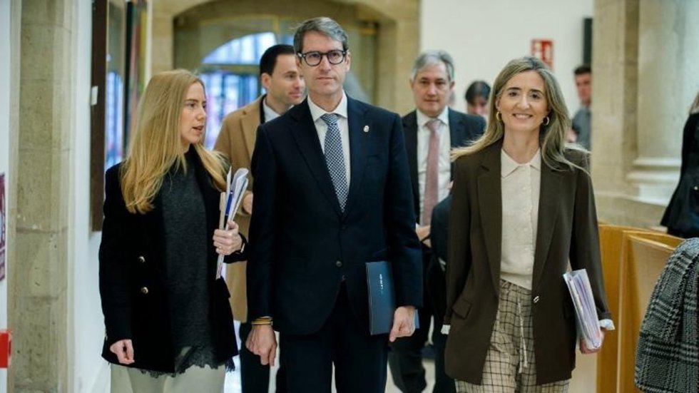 Llegada del presidente del Gobierno, Gonzalo Capellán, al Parlamento de La Rioja